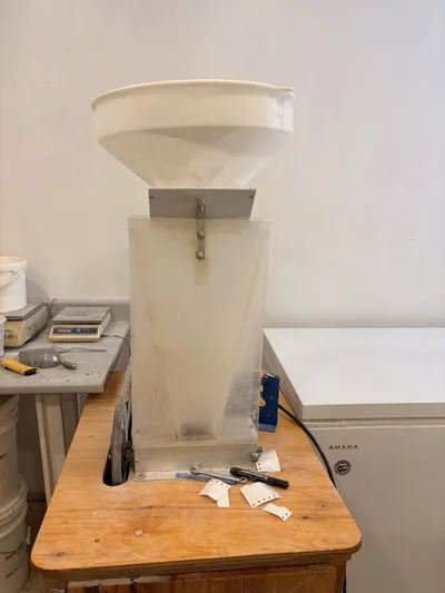 Le moulin pour concasser le grain.
