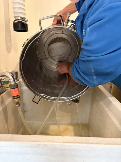 Lavage de la cuve à la fin de la journée.