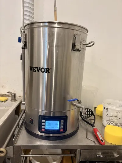 La cuve Vevor en plein empâtage (70,2 °C, en route vers le mash-out à 75 °C).